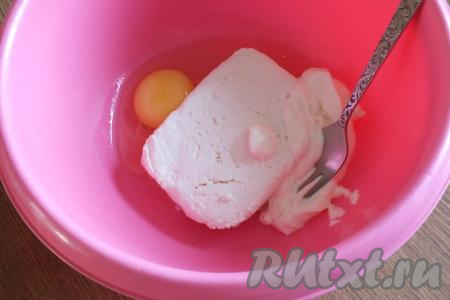 В миске соедините творог, яйцо, сметану, перемешайте вилкой до однородного состояния.