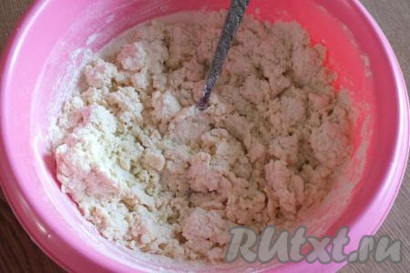 Начните замешивать тесто вилкой. Если тесто будет жидким, добавьте ещё немного муки. Как только тесто начнёт собираться в комочки, дальнейший замес выполняйте руками.