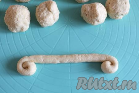 Теперь сразу две стороны жгутика подворачивайте&nbsp;по спирали, как на фото.