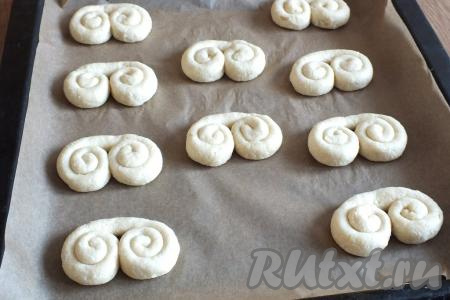 Противень застелите пекарской бумагой, выложите заготовки кренделей. Поставьте выпекаться в разогретую до 180 градусов духовку на 25-30 минут. Ориентируйтесь на свою духовку.