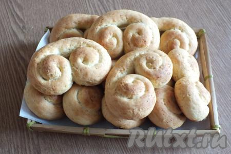 Переложите готовые творожные крендели в удобное блюдо для подачи.