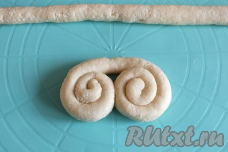 Вот такая заготовка творожного кренделя должна у вас получиться. Сформируйте все крендели из оставшихся жгутиков (всего получится 10 крендельков).