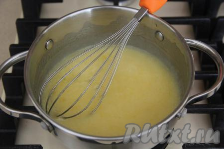 Довести лимонную массу, не прекращая помешивать, до закипания, а затем проварить, перемешивая, на небольшом огне до загустения (минуты 3).