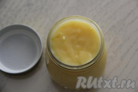 Переложить курд в баночку, а после остывания до комнатной температуры убрать, накрыв крышкой, в холодильник на ночь (курд станет ещё гуще).