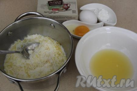 Выдавить из лимона сок. Для приготовления курда потребуется, примерно, 70-80 мл сока (если сока получилось чуть меньше, добавьте в сок воду, чтобы получилось 70 мл).