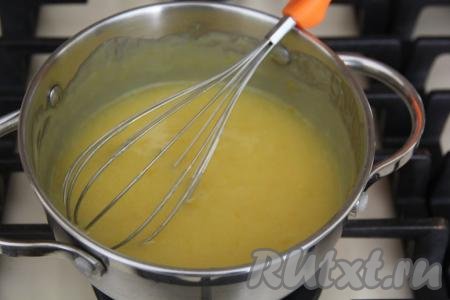 Тщательно перемешать лимонный курд венчиком, чтобы масло полностью растворилось.