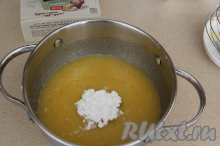 Хорошо перемешать массу венчиком и добавить крахмал, снова тщательно перемешать и поставить кастрюлю на средний огонь. 