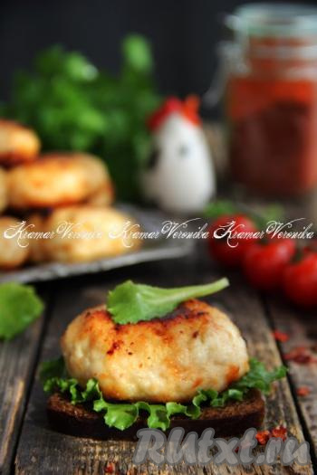 Куриные котлеты, приготовленные с добавлением сливочного масла, получаются и сочными, и нежными, и очень аппетитными, к столу подаём в горячем виде со свежими овощами или гарниром по вкусу.