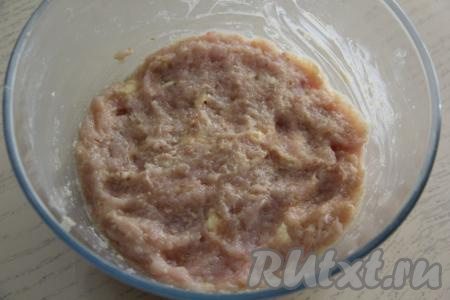 Хорошо перемешать фарш и убрать в холодильник на час.