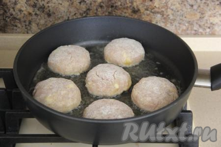 Выложить котлеты в сковороду, разогретую с растительным маслом.