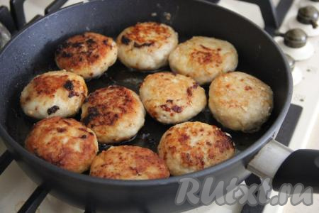 Жарить котлеты с двух сторон до золотистой корочки на среднем огне. Затем налить немного воды на дно, прикрыть сковороду крышкой и потушить котлетки на минимальном огне 5-10 минут.