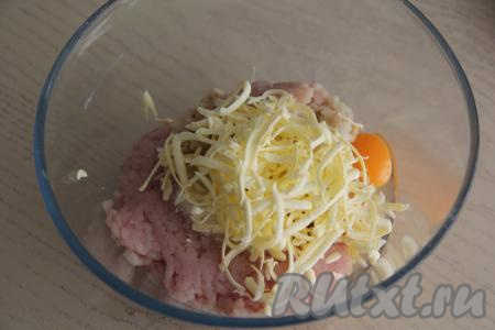 Холодное сливочное масло достать из морозилки, натереть на крупной тёрке и вместе с яйцом, солью и специями добавить в фарш.