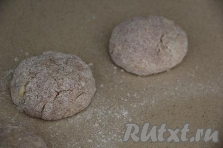 Из получившегося куриного фарша сформировать котлеты любой формы, обвалять их со всех сторон в муке (или в панировочных сухарях).