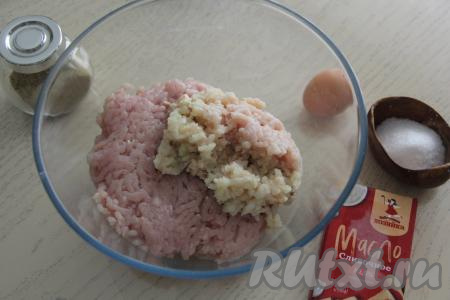 Пропустить через мясорубку лук и отжатый от молока хлеб, затем добавить к куриному фаршу.