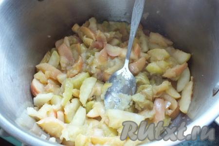 Поставить кастрюлю с дольками яблок и водой на средний огонь, прикрыть крышкой и с момента закипания уваривать в течение 15 минут (до мягкости яблок), иногда перемешивая. Если яблоки жестковатые, то может потребоваться чуть больше времени. Готовность долек можно определить, если провести по ним ложкой - яблоки должны легко разминаться. Снять кастрюлю с распаренными яблоками с огня и оставить до полного остывания (можно оставить на 6-8 часов).