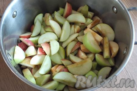 Яблоки вымыть, удалить семенную коробочку, если есть повреждения, то обрезать. Нарезать яблоки на дольки и только после этого взвесить. Я даю расчёт на 1 килограмм яблок, нарезанных дольками. Яблочные дольки выложить в достаточно объёмную кастрюлю с толстым дном.