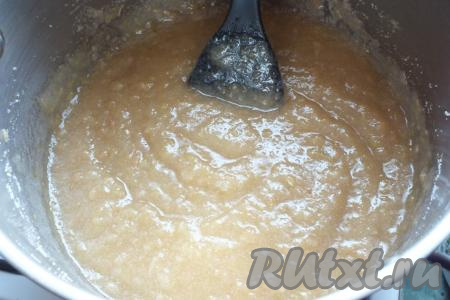 Перемешать яблочное пюре с сахаром, поставить кастрюлю на умеренный огонь и с момента закипания варить 15-20 минут, периодически помешивая, затем снять с огня и дать повидлу полностью остыть.