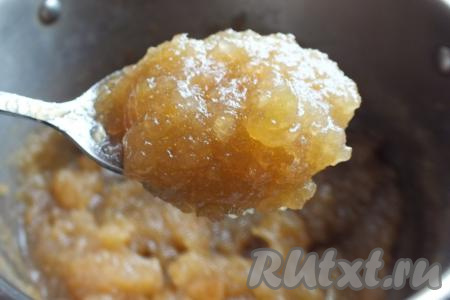 Когда яблочное повидло остынет, его нужно перемешать. Если оно держится на ложке и не стекает (как на фото), то варить его больше не нужно. Если же оно стекает, то необходимо поставить кастрюлю на огонь и проварить его на умеренном огне, помешивая, с момента закипания 20 минут, а затем, сняв с огня, снова охладить, а после этого проверить густоту. Но обычно для того чтобы яблочное повидло получилось густым, вполне достаточно двух варок.&nbsp;