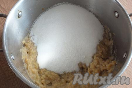 К яблочному пюре добавить сахар.&nbsp;