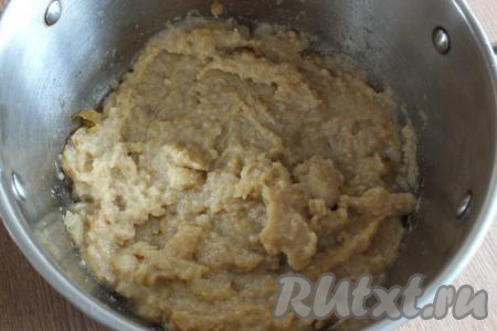 Остывшие яблоки пробить погружным блендером в пюре.