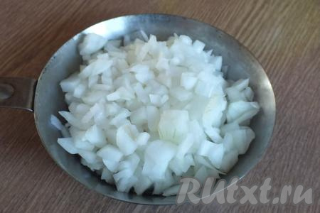 Пока варится картофель, очистите лук, нарежьте его достаточно мелко и обжарьте на разогретом растительном масле на среднем огне до прозрачности (примерно, в течение 7-9 минут). В процессе обжаривания не забывайте периодически перемешивать лук, чтобы он не подгорел.