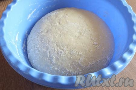 Через указанное время тесто заметно увеличится в объёме (раза в 2-3), теперь оно готово к разделке.