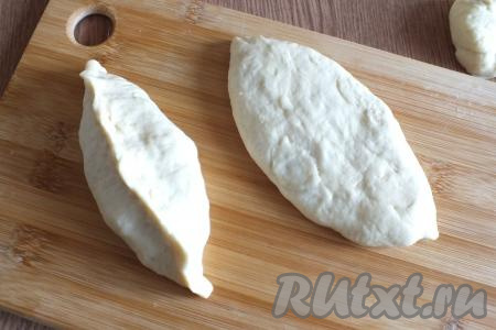 Из лепёшки с начинкой сформируйте пирожок, очень хорошо скрепляя края теста, затем переверните его швом вниз и аккуратно прижмите ладонью, как бы расплющивая его, но не переусердствуйте. Аналогично слепите все пирожки с картошкой.