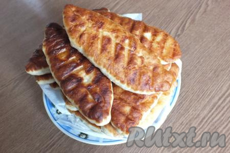 Чтобы удалить лишнее масло, готовые пирожки со сковороды  перекладывайте на тарелку, застеленную салфеткой. Постепенно пожарьте все пирожки. К столу подавайте их горяченькими.