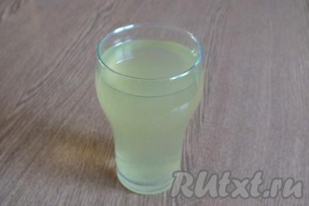 Когда картофель будет готов, отлейте из кастрюли с картошкой 200 мл&nbsp;картофельного отвара (он нам будет необходим для замеса теста). Оставшийся в кастрюле отвар можно вылить, он нам не понадобится.