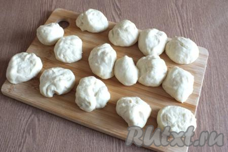 Каждую часть поделите на 7-8 кусочков. Средний вес заготовки, примерно,&nbsp;40 грамм.