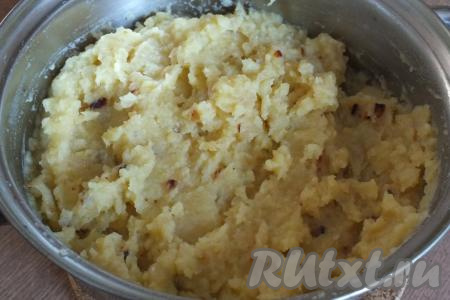 Разомните картофель толкушкой. Должно получиться густое пюре, добавьте к нему обжаренный лук, подсолите по вкусу, тщательно перемешайте и хорошо охладите картофельную начинку для пирожков (лучше всего в холодильнике).