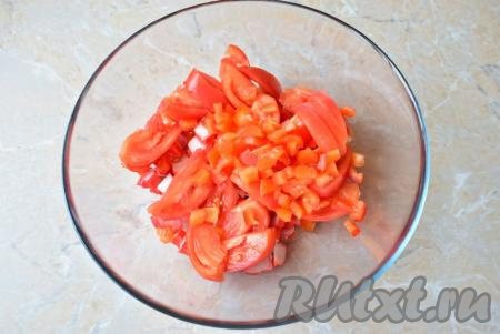 Удалите семена с плодоножкой из красного болгарского перца, а затем промойте, нарежьте на мелкие кубики и тоже добавьте в чашу.