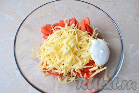 Сыр натрите на крупной тёрке сразу в чашу, сюда же выдавите через пресс очищенные зубчики чеснока, добавьте немного майонеза, возможно, нужно будет немного подсолить, перемешайте. 