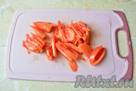 Помидоры выбирайте сочные, спелые, но плотные. Если они будут мягкие, то от них будет в салате очень много сока. Помидоры вымойте и, удалив плодоножки, нарежьте их на крупные ломтики. Переложите нарезанные помидоры в чашу к крабовым палочкам.