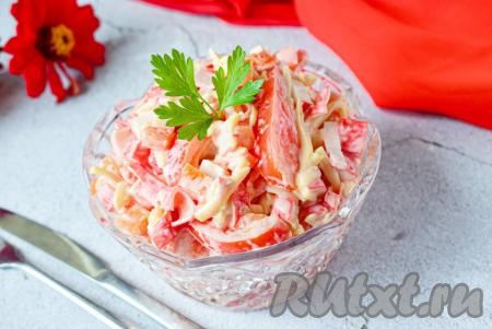 Сочный, яркий и достаточно сытный салат "Красное море", приготовленный с крабовыми палочками,&nbsp;болгарским перцем, сыром и помидорами, переложите в салатник и сразу подавайте к столу. Это блюдо получается настолько вкусным, что неизменно нравится всем, кто его пробует!