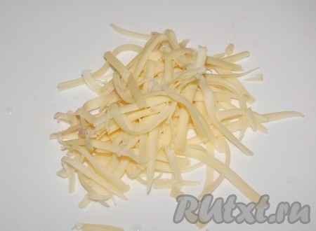 Вместе с макаронами добавить натертый на крупной терке сыр.