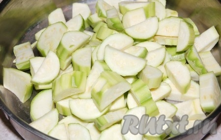 Кабачки нарезать полукругами, выложить на сковороду, добавить смесь растительного и сливочного масел.