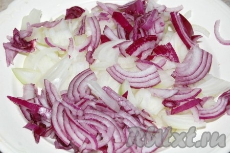 Нарезать репчатый лук обоих видов. Добавить лук к кабачкам в сковороду.