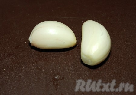 Чеснок нарезать и тоже добавить в сковороду к овощам.