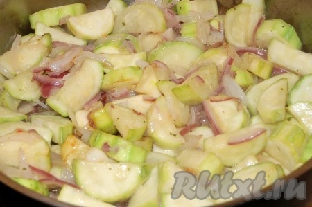 Чеснок нарезать и тоже добавить в сковороду к овощам. Все перемешать и обжаривать 5 минут.