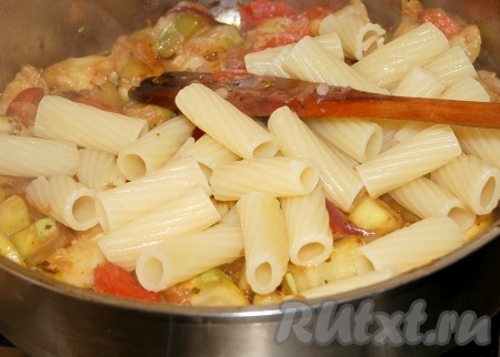 Отдельно отварить пасту, слить воду и прямо горячими добавить к кабачкам  в сковороду. Вместе с пастой  добавить натертый на крупной терке сыр.