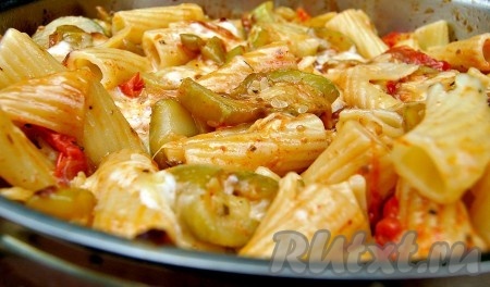 Перемешать, прогреть кабачки с пастой на среднем огне 5 минут и можно выключать огонь. Паста с кабачками готова.