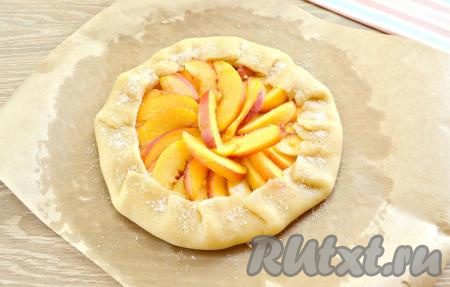 Подгибаем свободные края к центру, формируя складочки. По желанию, присыпаем края сахаром.