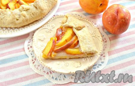 Остужаем пирог, разрезаем и с удовольствием угощаемся. В этой галете изумительно сочетаются нежнейшее тесто и сочная начинка из нектаринов, поэтому такая простая и одновременно очень вкусная выпечка, наверняка, понравится и деткам, и взрослым!