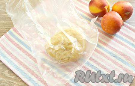 Замешанное тесто помещаем в целлофановый пакет и минут на 20-30 убираем в холодильник.