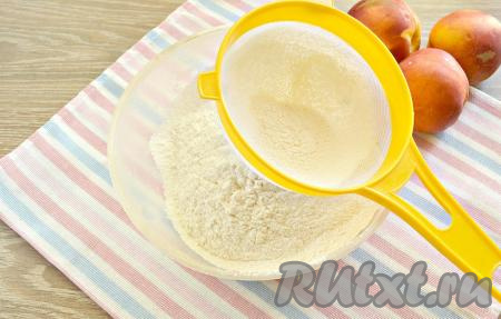 Прежде всего замесим песочное тесто для галеты, для этого просеиваем в миску пшеничную муку.