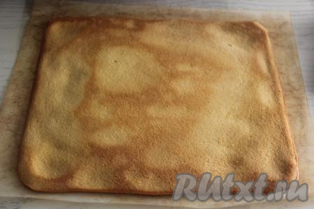 Готовый медовый корж достать из духовки, перевернуть на чистый пергамент, убрать коврик (или пергамент, на котором запекался корж), выпечку немного остудить.