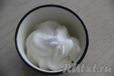 В отдельной ёмкости соединить сметану и соду, тщательно перемешать.