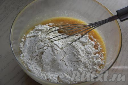 Всыпать постепенно муку, перемешивая тесто венчиком, оно получится вязким, не густым, плавно стекающим с венчика.&nbsp;