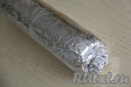 Завернуть медовый рулет в фольгу (или пергамент) и отправить в холодильник, как минимум, часов на 5-7.